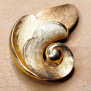 Vintage 1960s Designer Signed KRAMER of New York Gold Tone Ornate Swirl Brooch